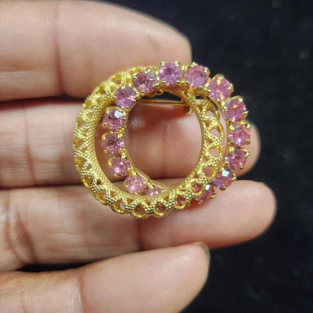 Vintage Gold Tone Pink Rhinestone Wreath Brooch Filigree Circle Pin